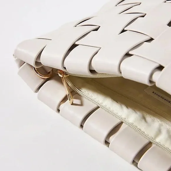 Elegant White Woven Shoulder Bag - Picture 2 of 16